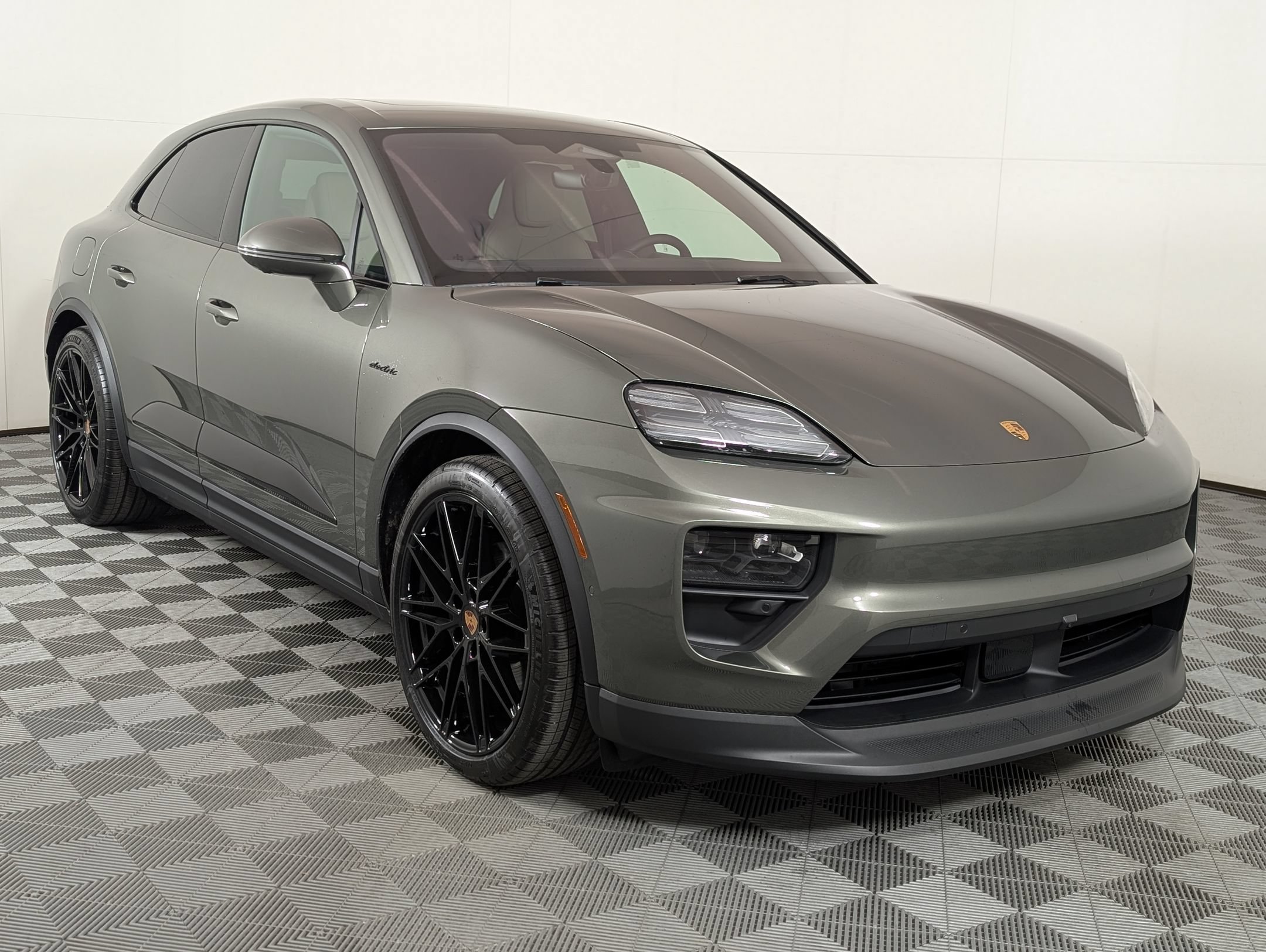 Used 2026 Porsche Macan 4 Electric AWD/4WD image 8