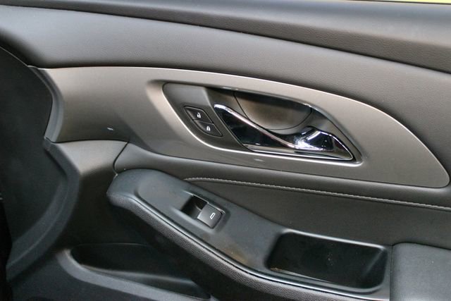 Used 2023 Chevrolet Traverse LT FWD image 9