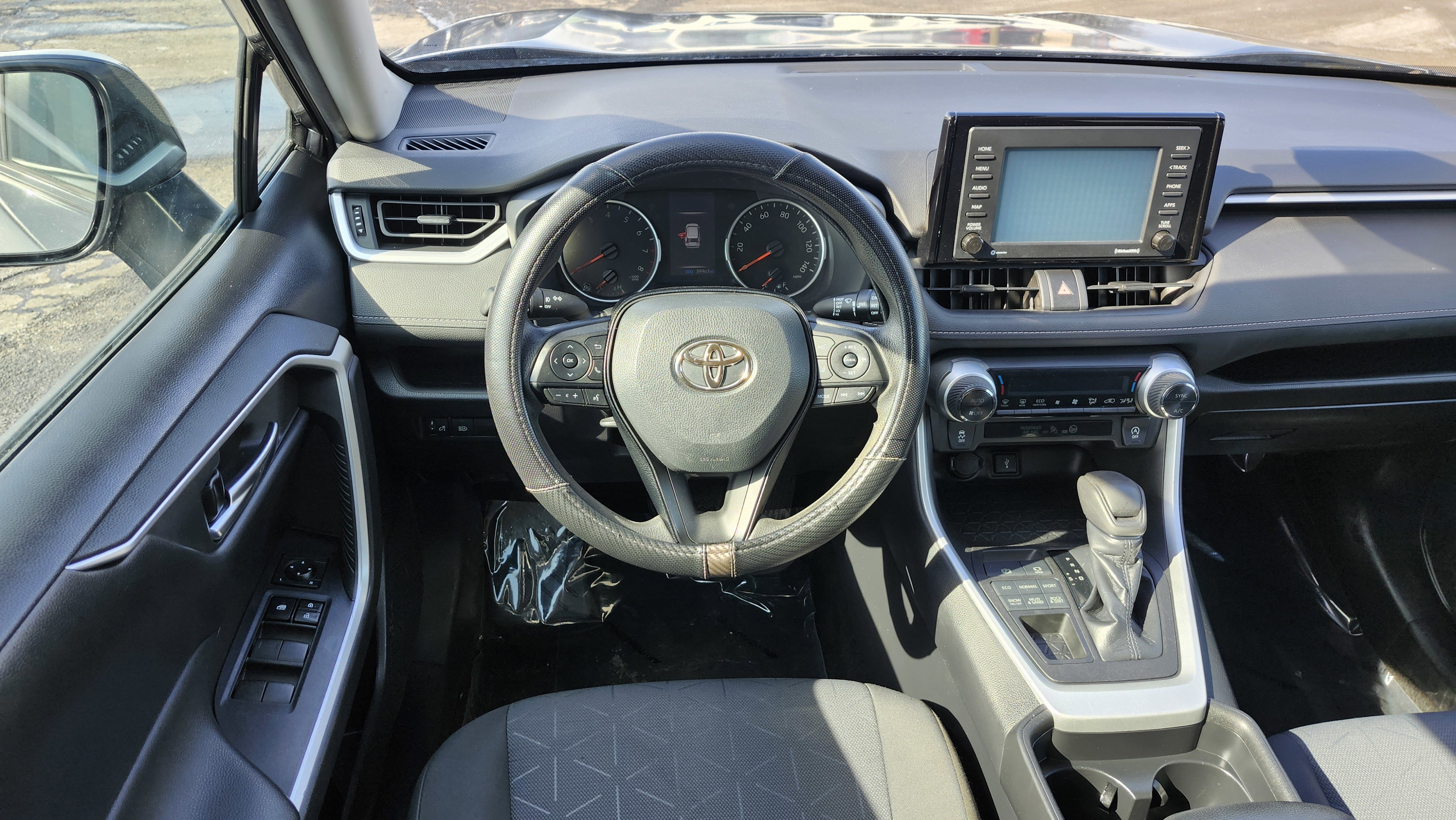 Used 2021 Toyota RAV4 XLE w/ Carpet Mat Package (TMS) image 25