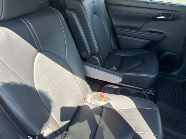 Used 2025 Toyota Highlander XLE FWD image 18