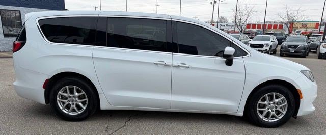Used 2022 Chrysler Voyager LX FWD image 6