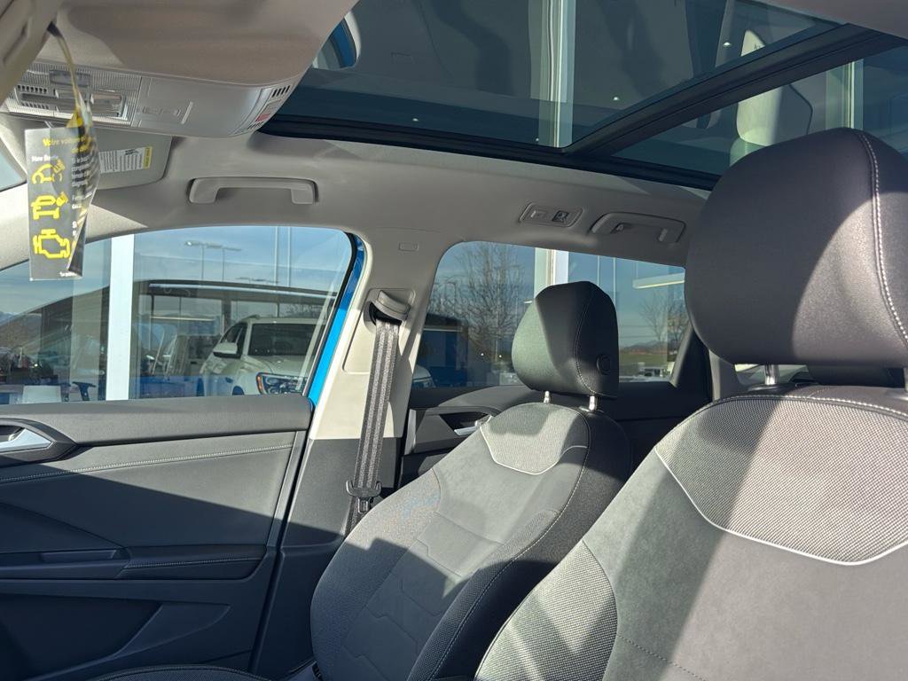 New 2025 Volkswagen Taos SE image 8