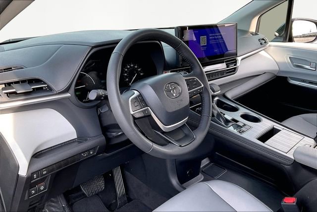 Used 2025 Toyota Sienna XLE image 12