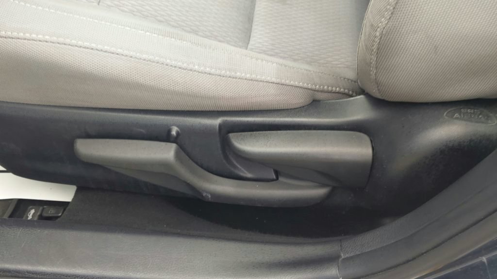 Used 2015 Toyota Corolla LE FWD image 18