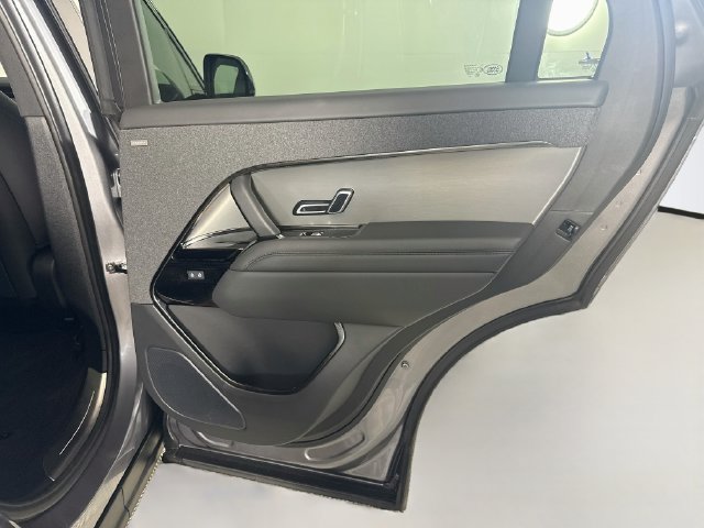 Used 2025 Land Rover Range Rover Sport SE AWD/4WD image 27
