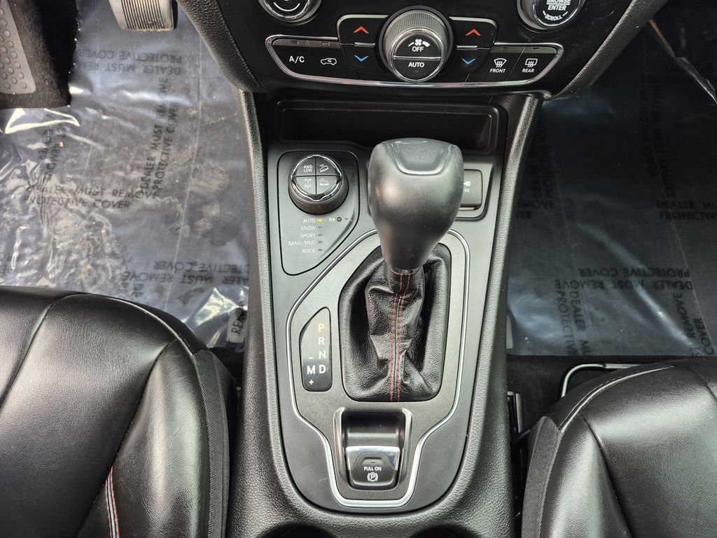 Used 2019 Jeep Cherokee Trailhawk w/ Cold Weather Group image 10