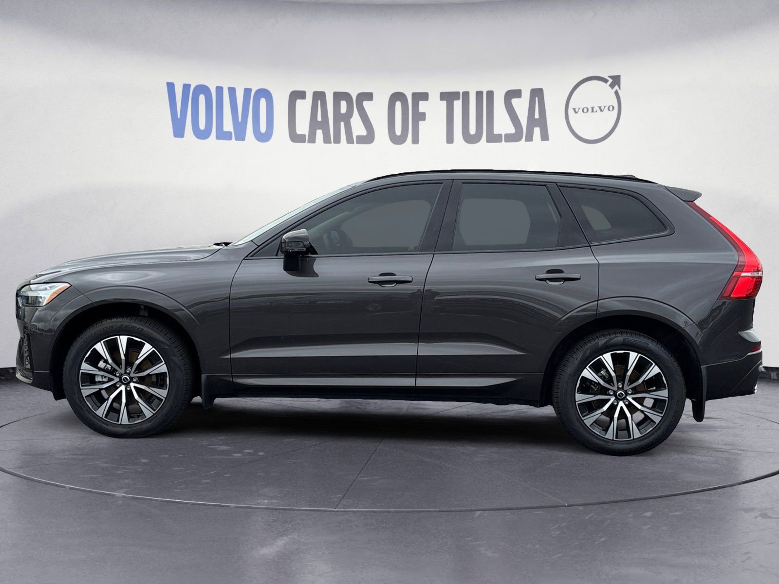 Used 2025 Volvo XC60 B5 Core w/ Climate Package image 2