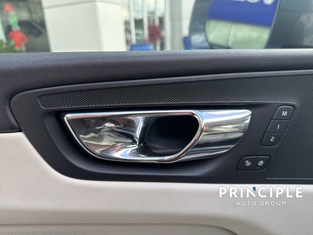 Used 2018 Volvo XC60 T6 Momentum w/ Convenience Package image 25