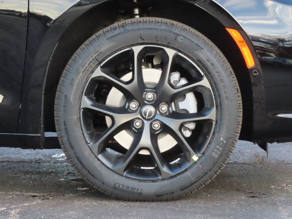 New 2026 Chrysler Pacifica Limited w/ S Appearance Package image 17