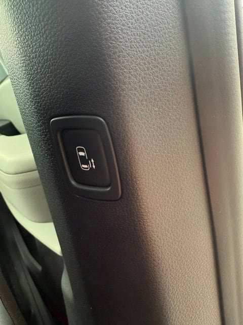 Used 2023 Kia Carnival LX FWD image 16