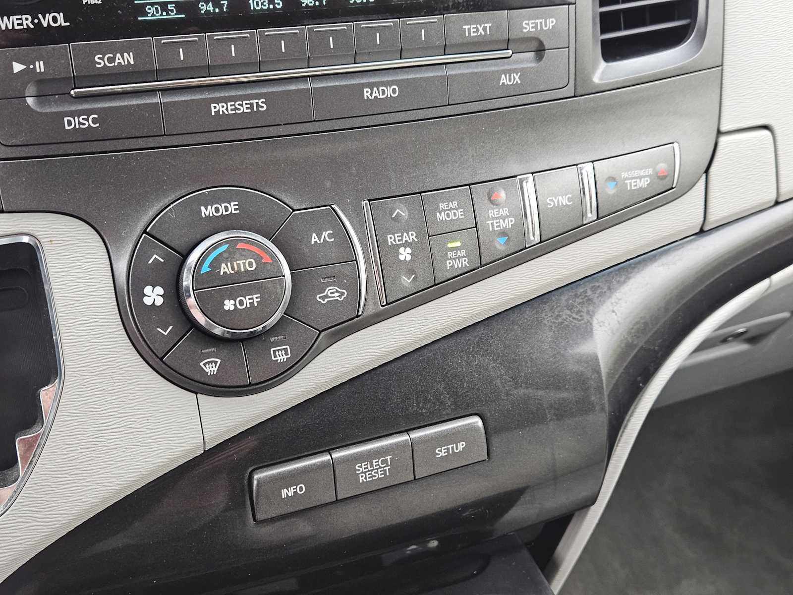 Used 2014 Toyota Sienna LE image 19