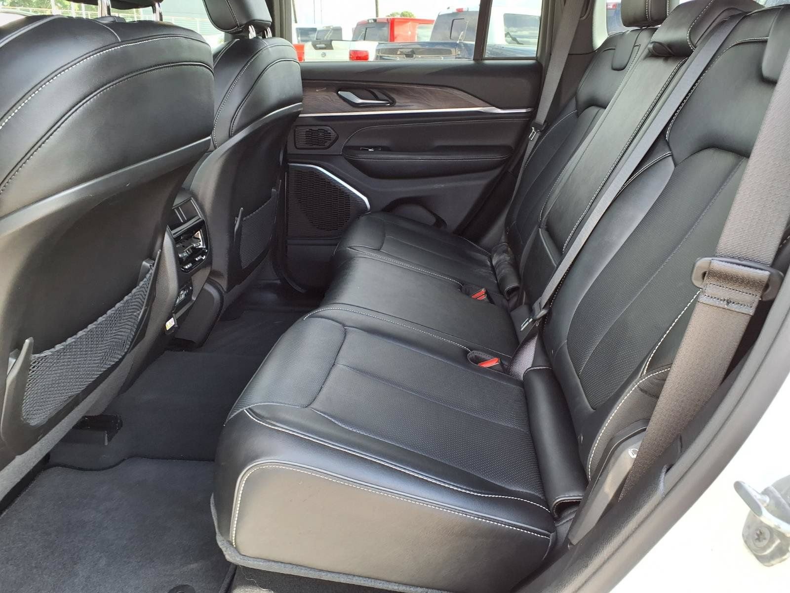 Used 2023 Jeep Grand Cherokee Overland RWD image 18
