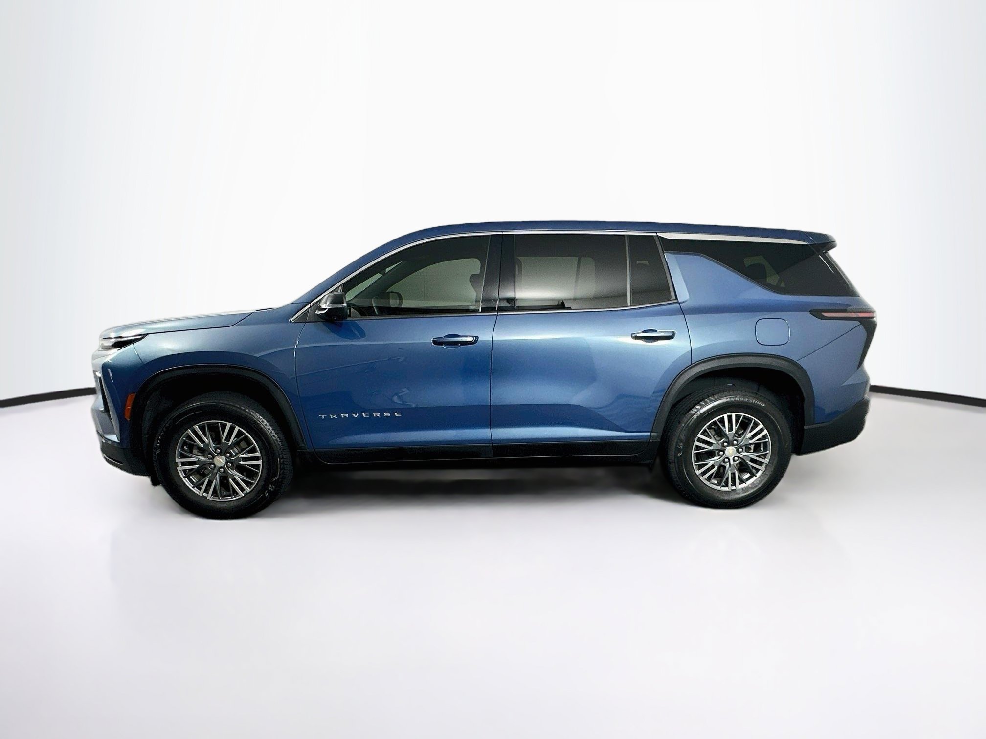 Used 2024 Chevrolet Traverse LS FWD image 4