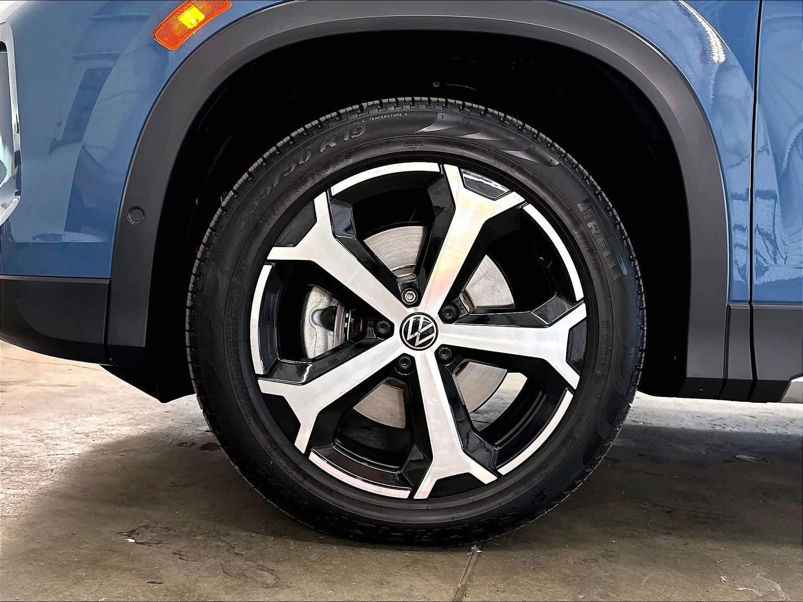 Certified 2025 Volkswagen Tiguan SE w/ Panoramic Sunroof Package AWD/4WD image 38