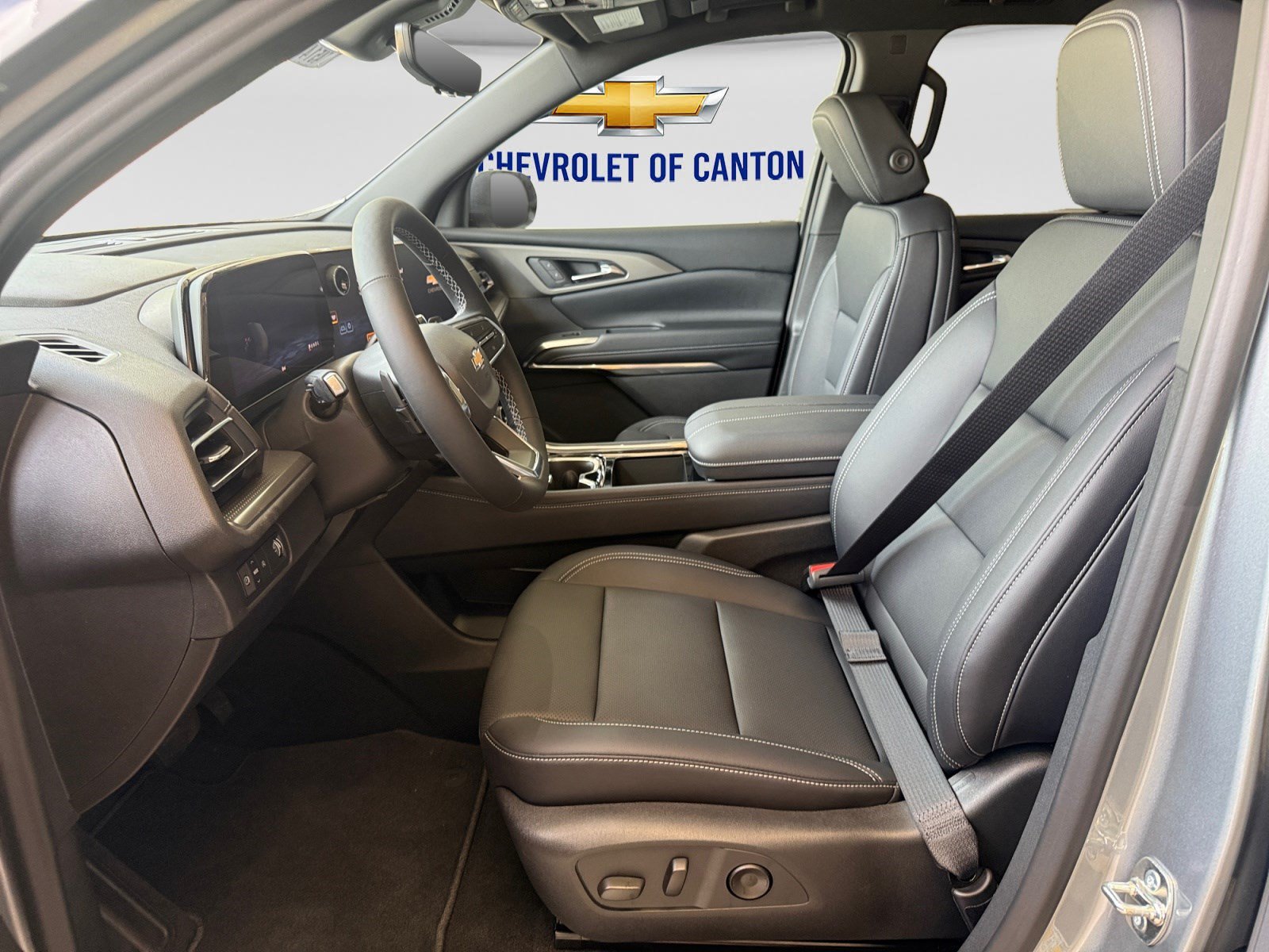 New 2027 Chevrolet Traverse LT w/ Sun and Wheel Package FWD image 9