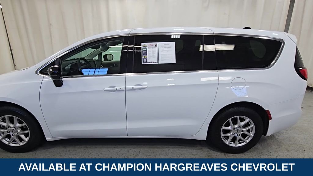 Used 2024 Chrysler Pacifica Touring-L FWD image 7