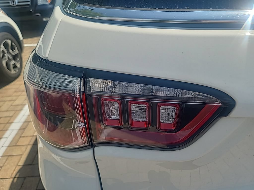 Used 2018 Jeep Compass Latitude FWD image 4
