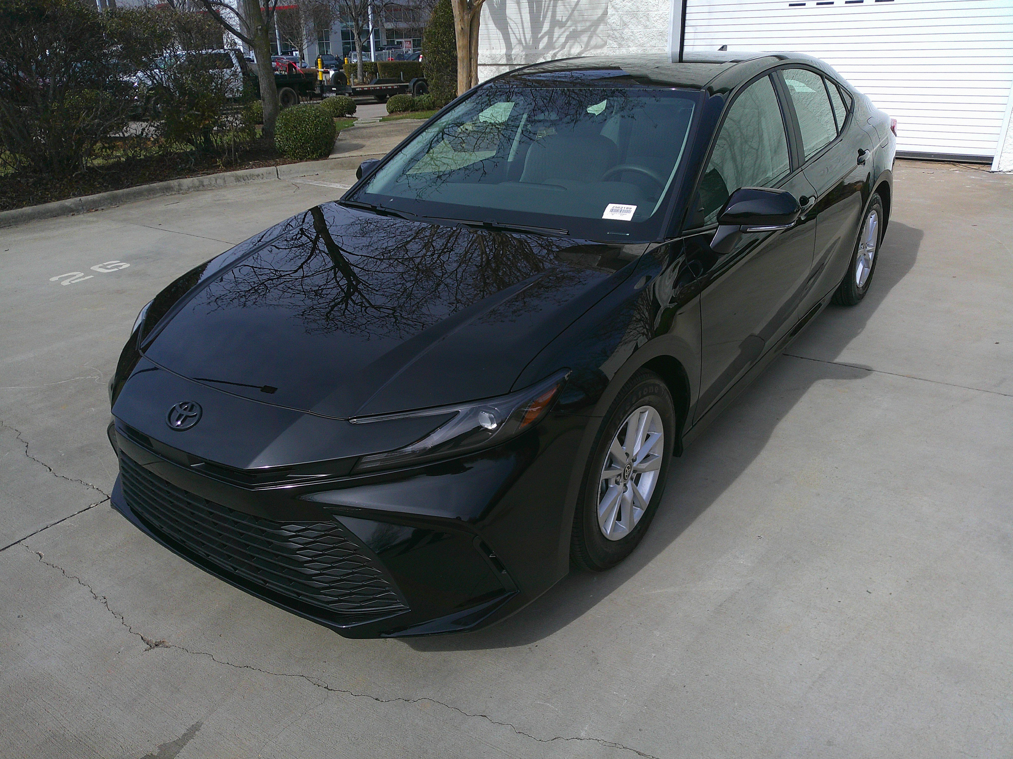 Used 2025 Toyota Camry LE image 5