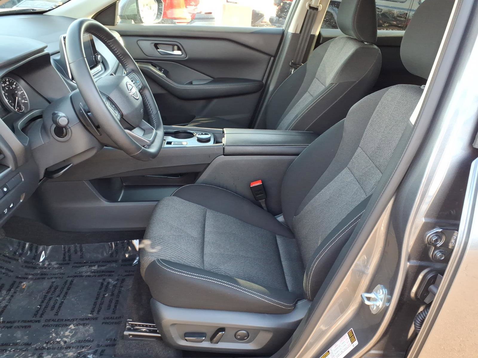 Used 2025 Nissan Rogue SV image 4