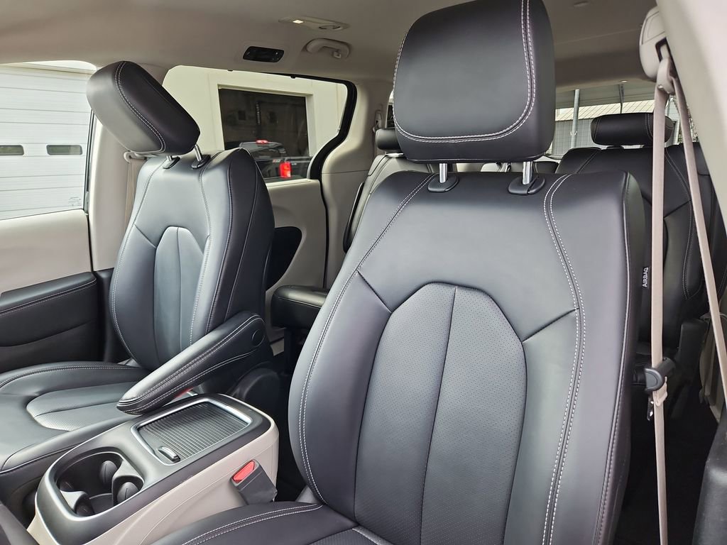 Used 2023 Chrysler Pacifica Touring-L image 22