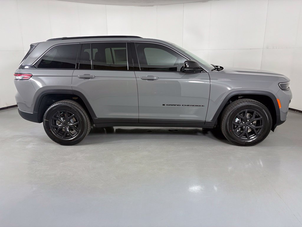New 2027 Jeep Grand Cherokee Altitude RWD image 9