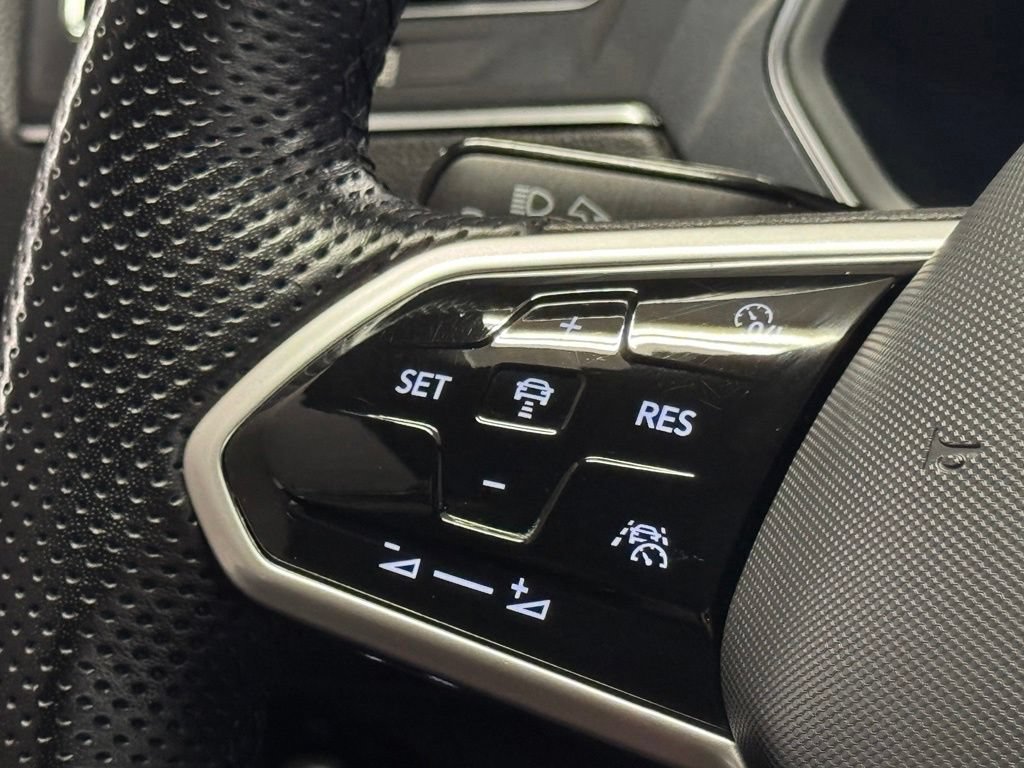 Used 2023 Volkswagen Tiguan SE R-Line FWD image 28