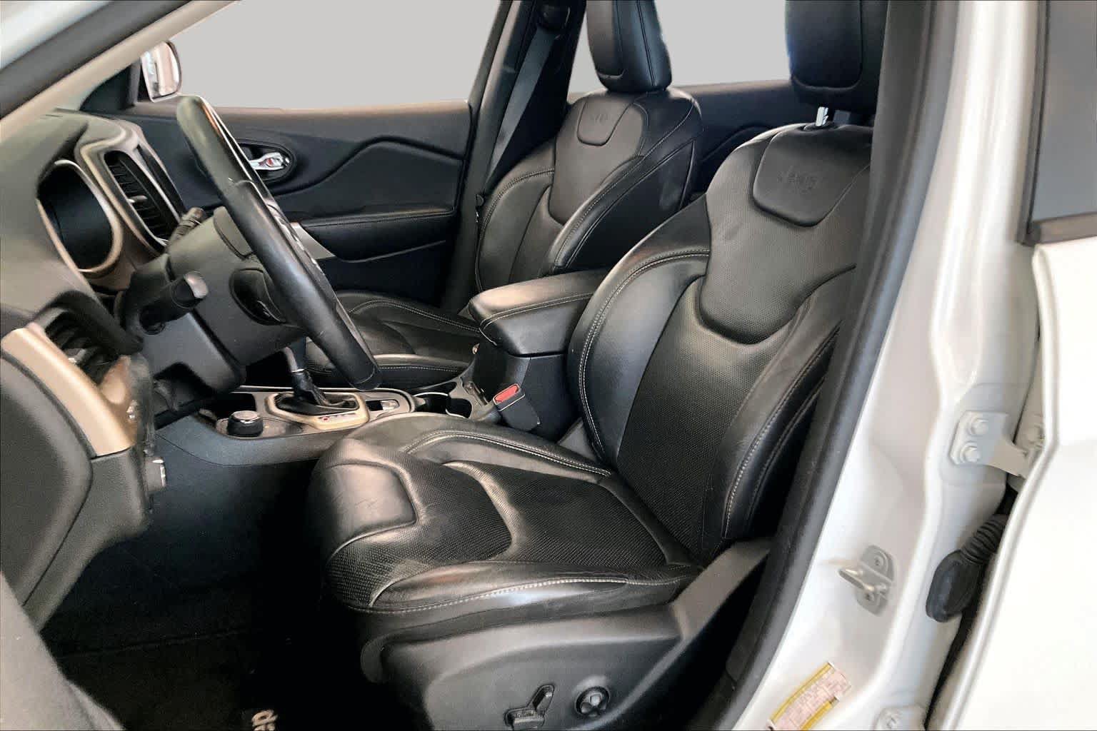 Used 2018 Jeep Cherokee Limited w/ Luxury Group AWD/4WD image 7