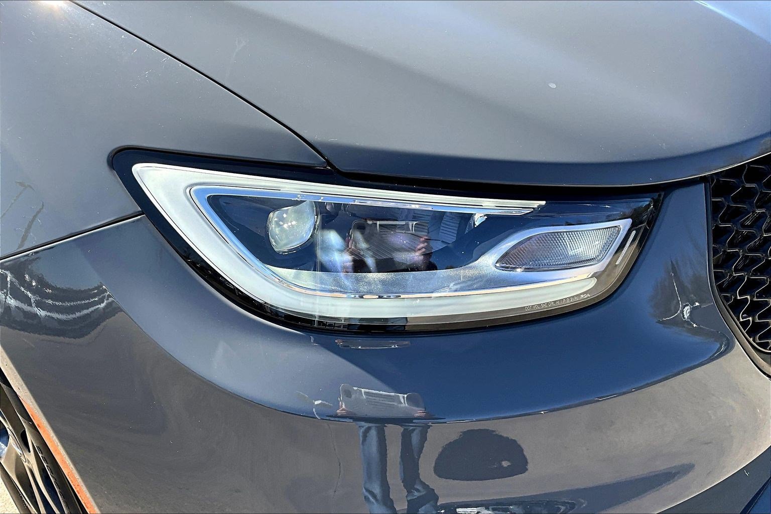 Used 2022 Chrysler Pacifica Limited w/ Uconnect Theater Family Group image 34