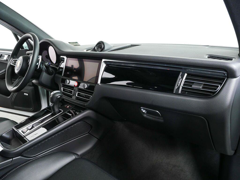 Certified 2026 Porsche Macan Turbo AWD/4WD image 24