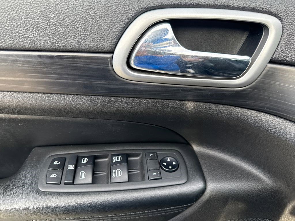Used 2019 Jeep Grand Cherokee Altitude AWD/4WD image 22