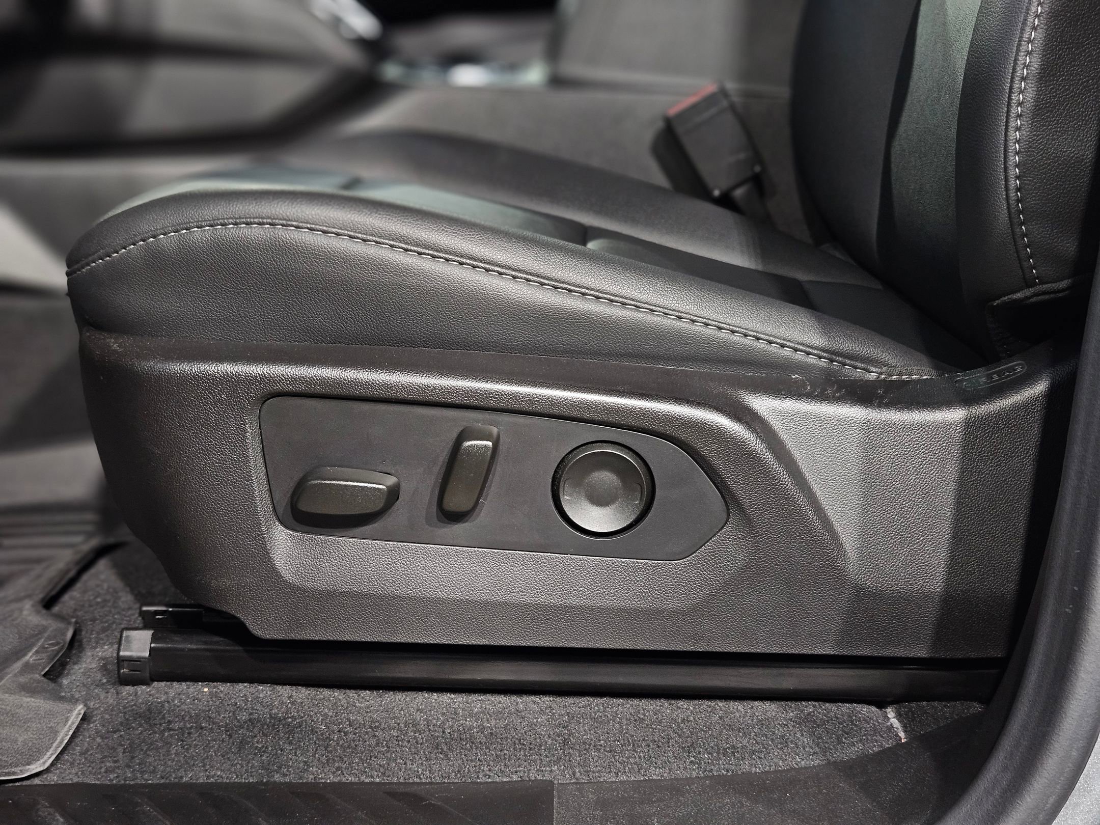 Used 2024 GMC Canyon Elevation w/ Elevation Premium Package image 23