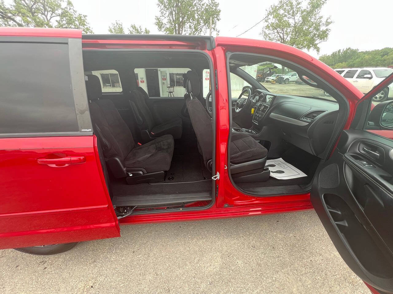 Used 2014 Dodge Grand Caravan SXT w/ Blacktop Package FWD image 23