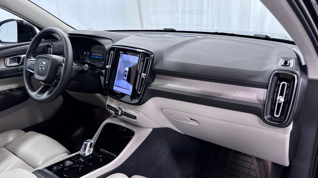 Certified 2023 Volvo XC40 B5 Ultimate w/ Protection Package Premier AWD/4WD image 17