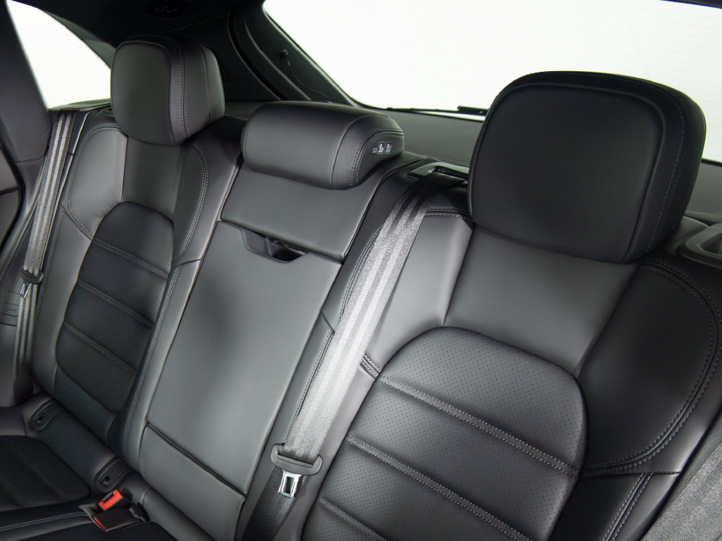 Certified 2026 Porsche Macan AWD/4WD image 41