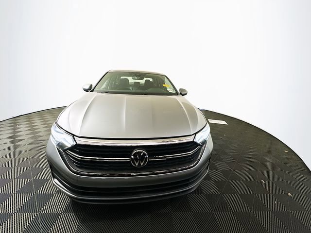 Used 2024 Volkswagen Jetta SE image 3