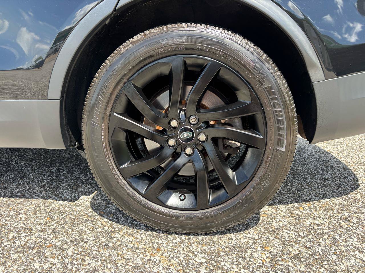 Used 2017 Land Rover Discovery HSE AWD/4WD image 32