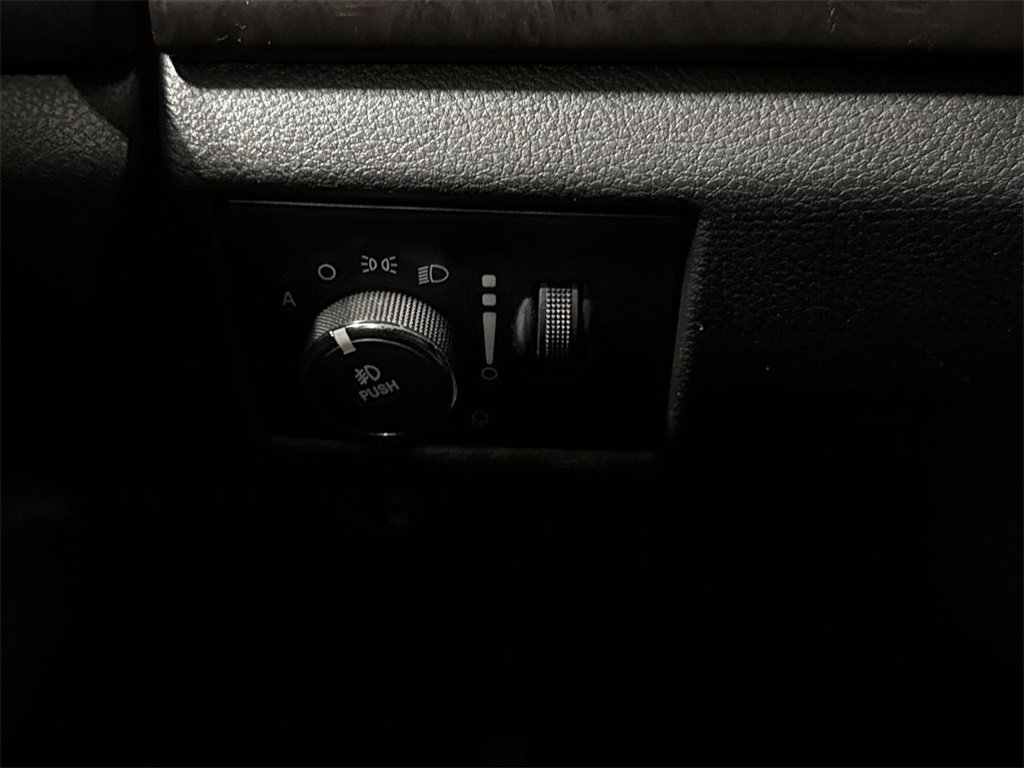 Used 2012 Jeep Grand Cherokee Laredo w/ Laredo E Group image 17