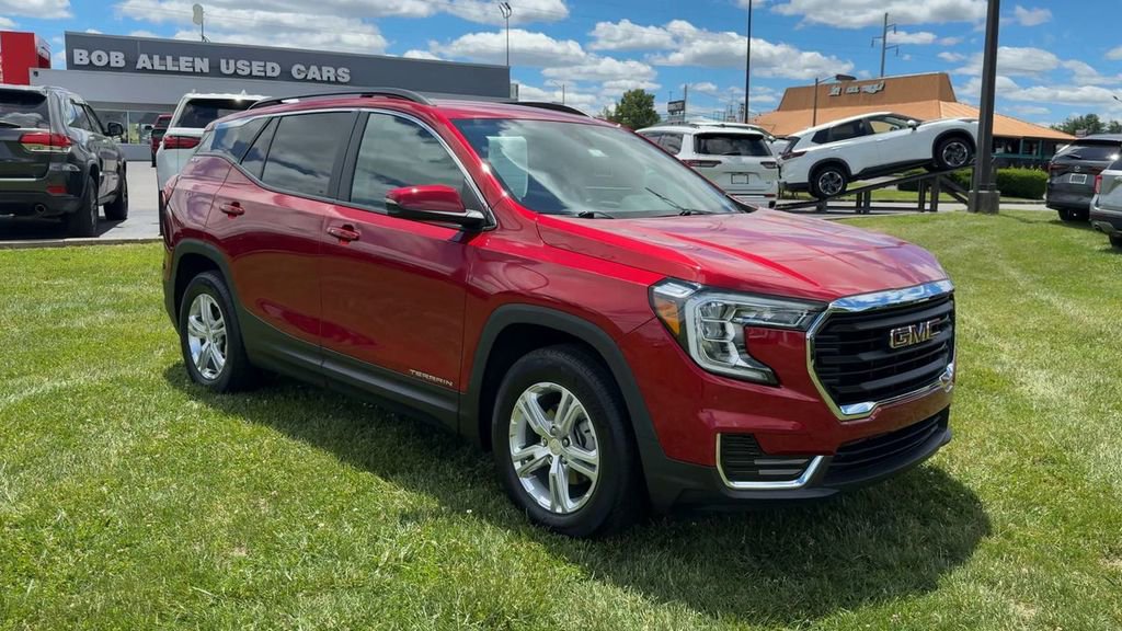 Used 2022 GMC Terrain SLE w/ Driver Convenience Package FWD image 9
