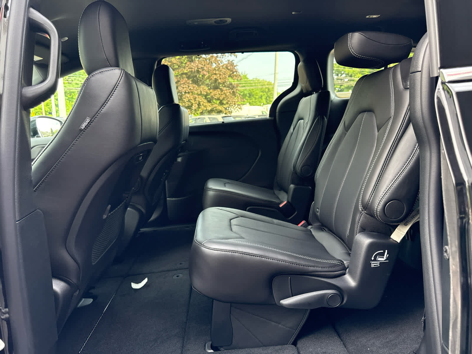 New 2027 Chrysler Pacifica Select AWD/4WD image 17