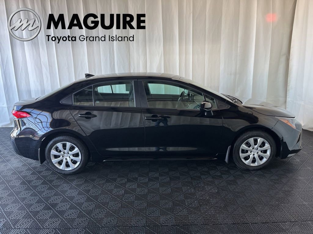 Used 2025 Toyota Corolla LE FWD image 2
