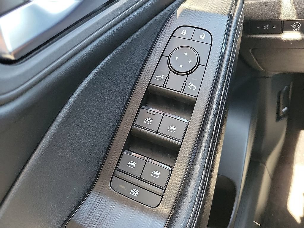 Used 2025 Nissan Rogue SV w/ SV Premium Package AWD/4WD image 13