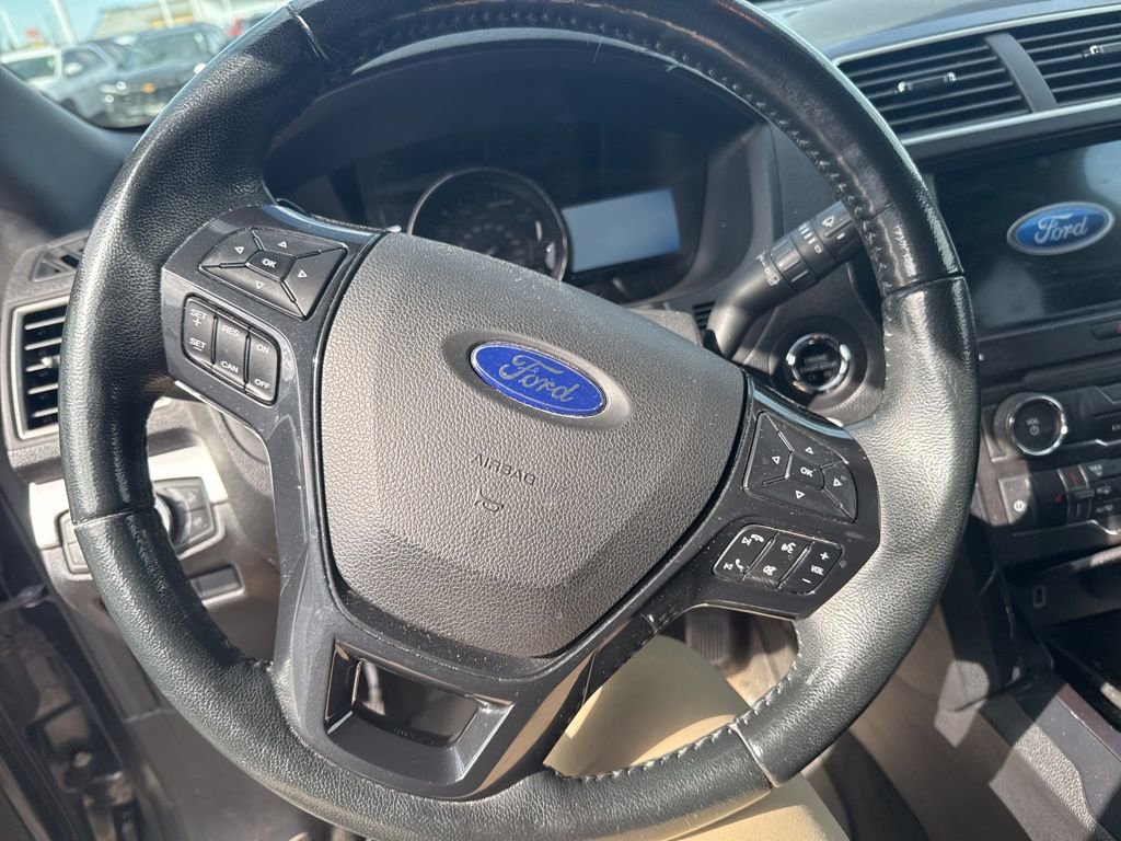 Used 2017 Ford Explorer XLT w/ Equipment Group 202A AWD/4WD image 13