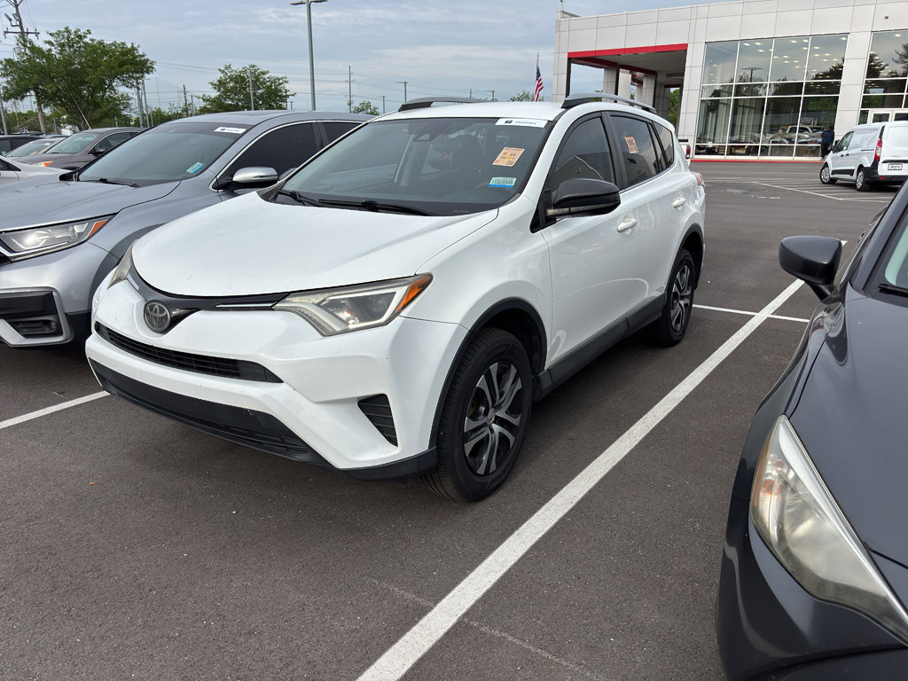 Used 2018 Toyota RAV4 LE FWD image 2