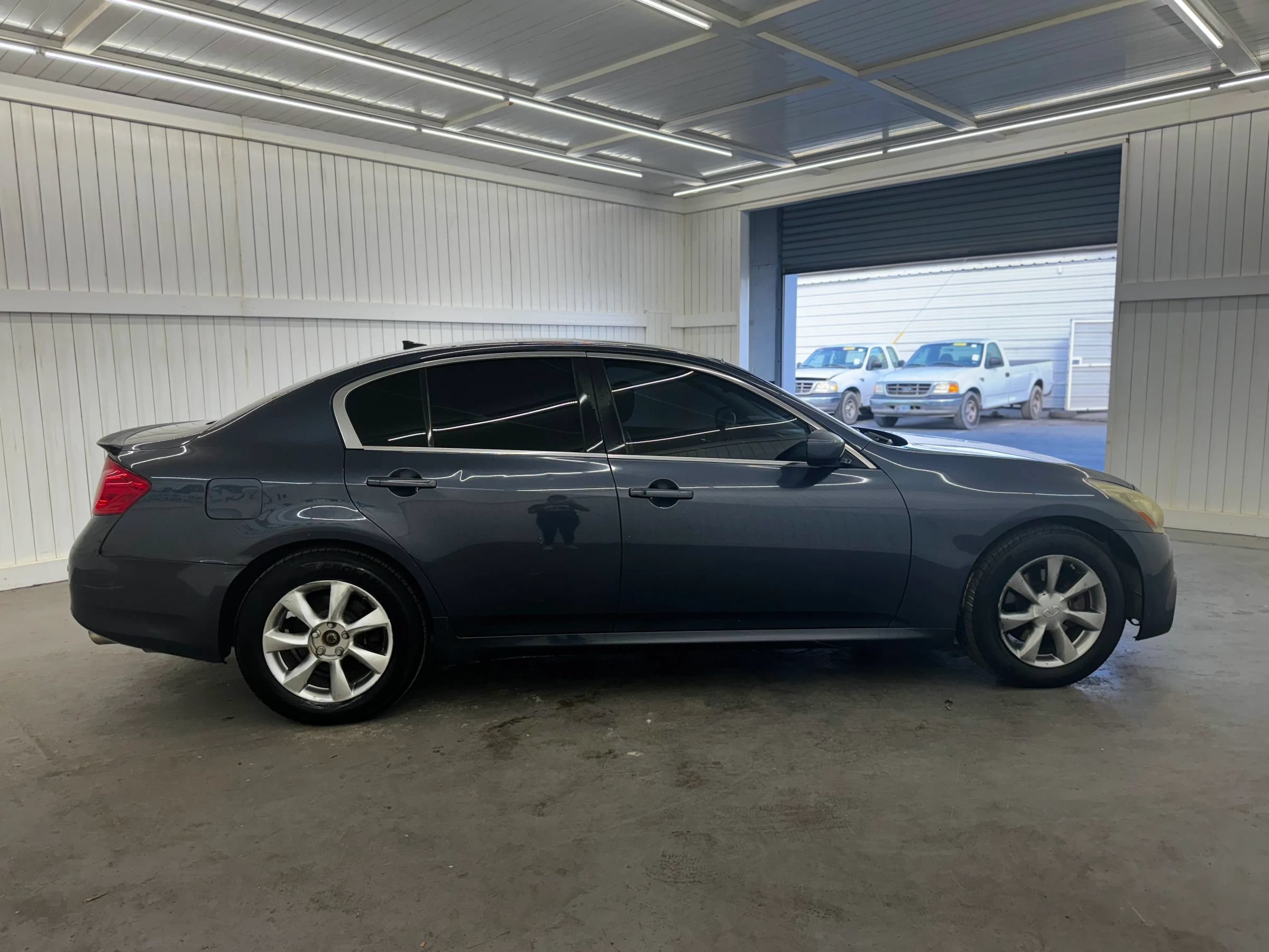 Used 2011 INFINITI G37 x Sedan w/ Premium Pkg AWD/4WD image 4