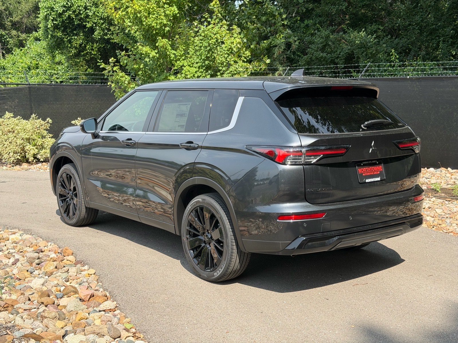 New 2026 Mitsubishi Outlander LE AWD/4WD image 3