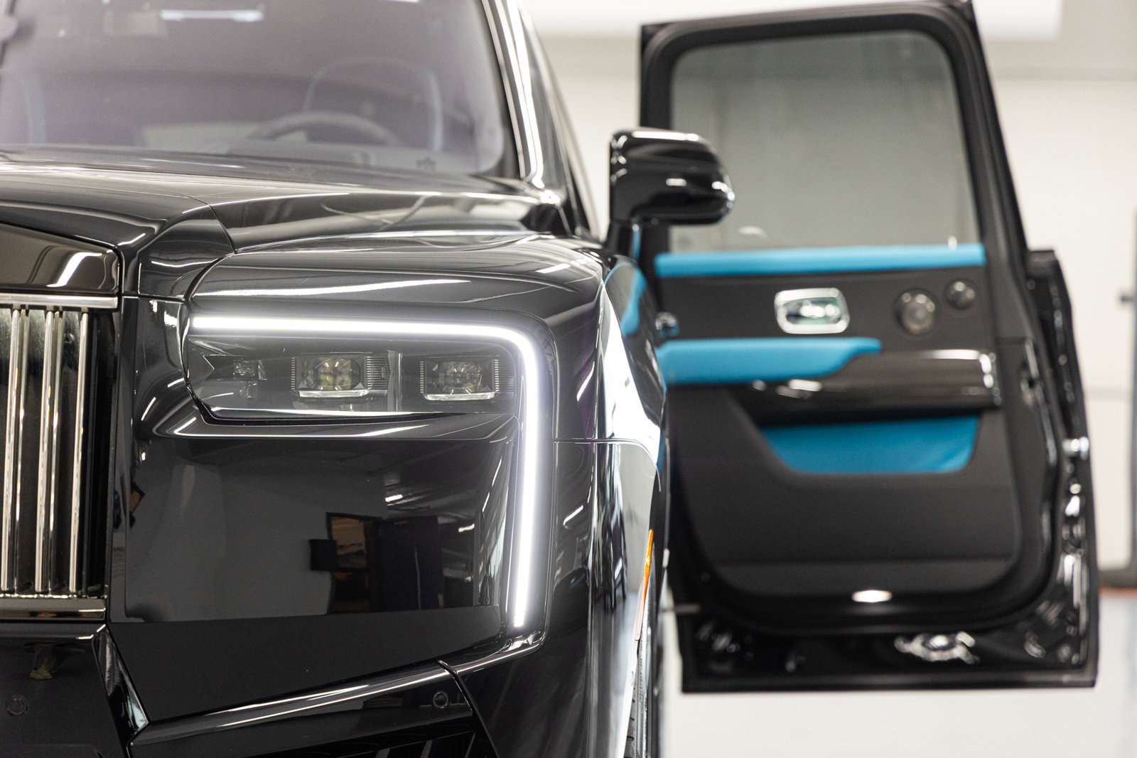 Certified 2025 Rolls-Royce Cullinan Black Badge AWD/4WD image 24