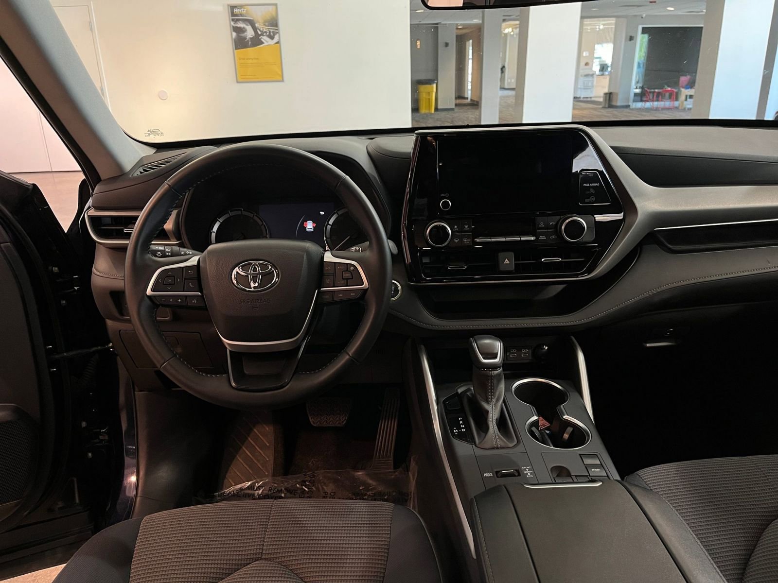 Used 2025 Toyota Highlander LE FWD image 36