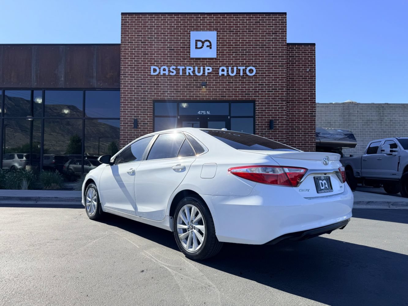 Used 2017 Toyota Camry SE w/ Moonroof Package FWD image 6