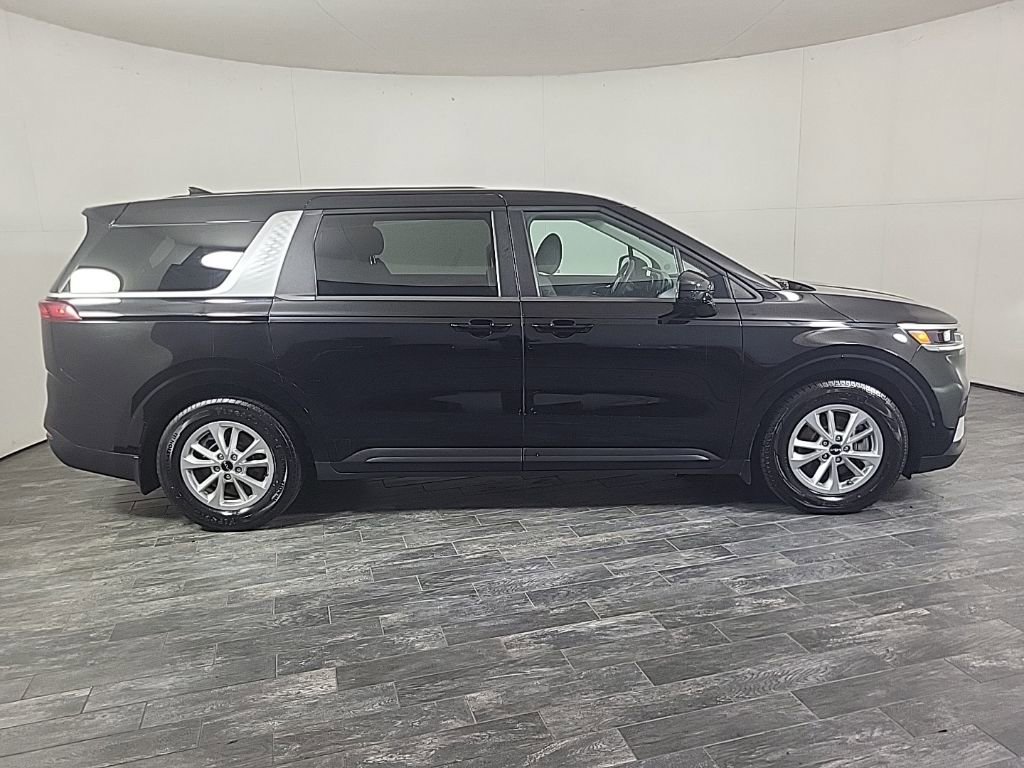 Used 2022 Kia Carnival LX image 5