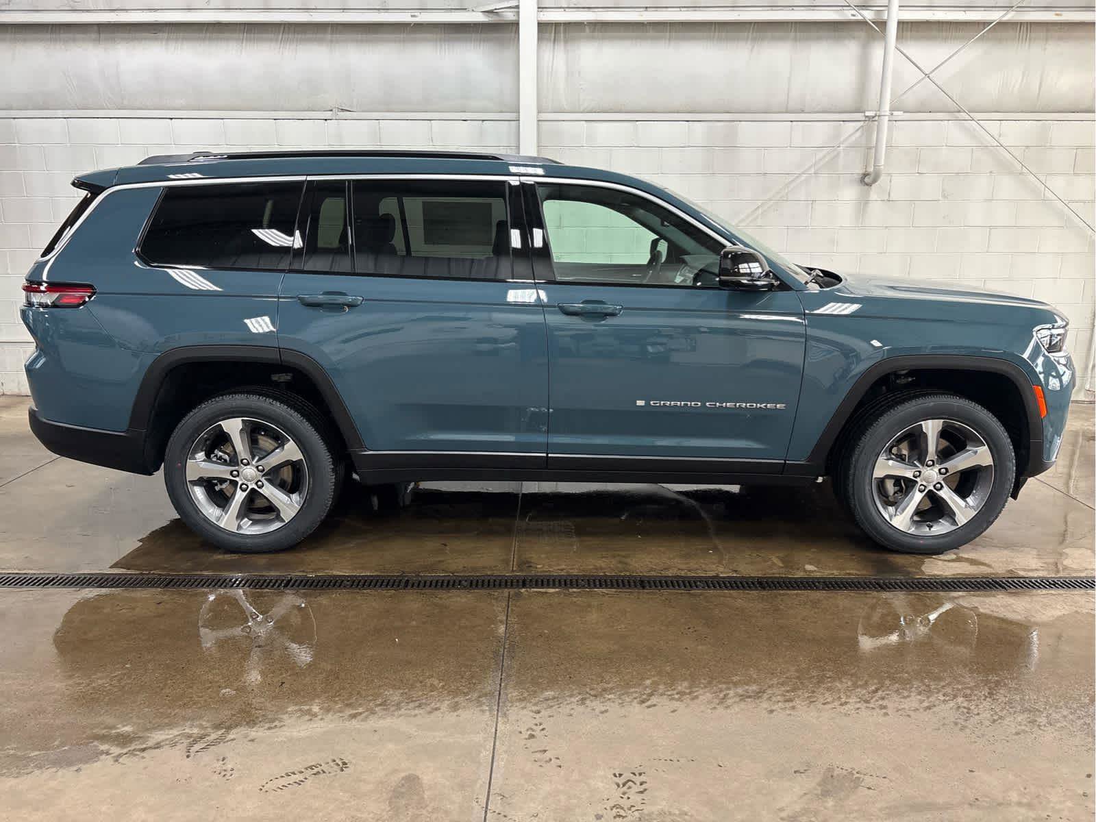 New 2026 Jeep Grand Cherokee L Limited w/ Luxury Tech Group II image 30